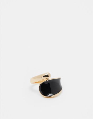 Anello dorato con design avvolgente e smalto nero - ASOS DESIGN - Modalova