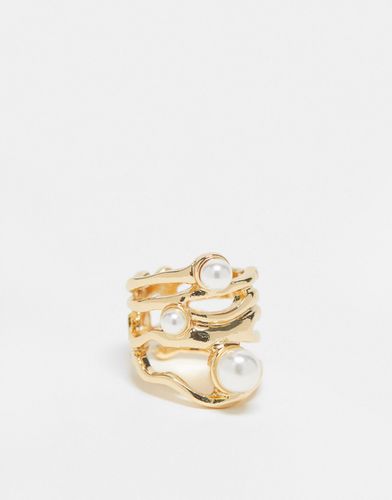 Anello dorato con design effetto metallo fuso e perle sintetiche - ASOS DESIGN - Modalova