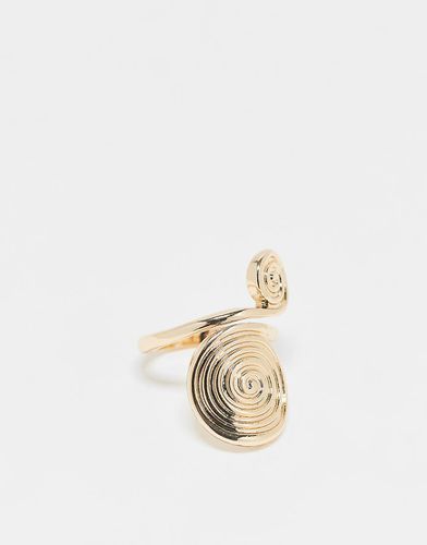 Anello dorato con motivo a spirale - ASOS DESIGN - Modalova