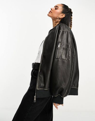 Bomber in pelle sintetica nera slavata - ASOS DESIGN - Modalova