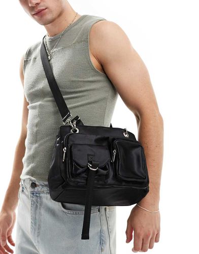 Borsa a tracolla nera con tasche cargo - ASOS DESIGN - Modalova