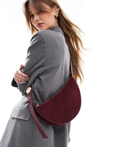 Borsa a tracolla scamosciata bordeaux con dettaglio in metallo bombato - ASOS DESIGN - Modalova