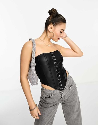 Bustino a corsetto in pelle sintetica con chiusura con gancetti - ASOS DESIGN - Modalova