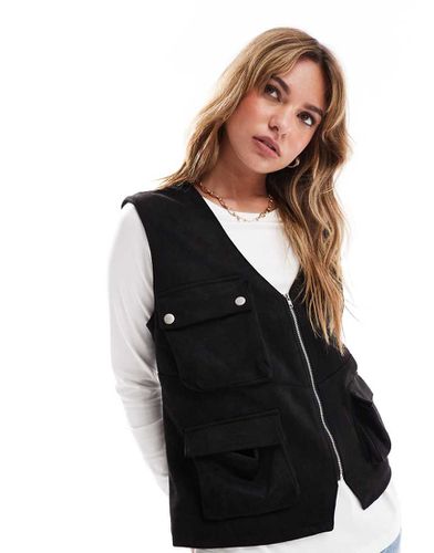 Gilet comodo in camoscio sintetico con dettagli in metallo - ASOS DESIGN - Modalova