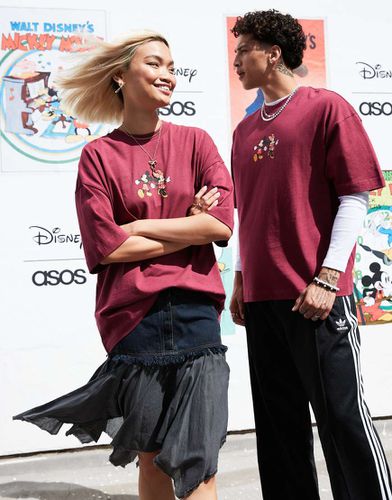 Disney - T-shirt oversize unisex bordeaux con stampa di Topolino e Minnie - ASOS DESIGN - Modalova