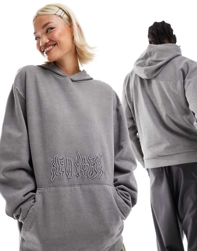 Felpa oversize unisex grigio slavato con cappuccio e ricamo New York - ASOS DESIGN - Modalova