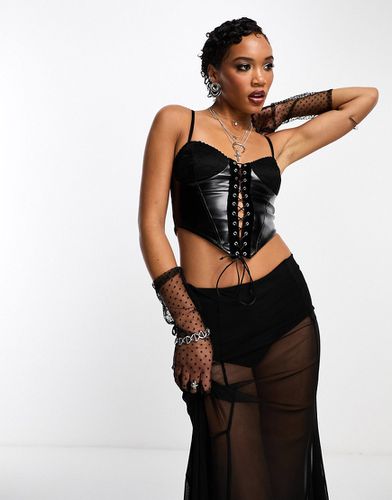 Halloween - Top a corsetto in pelle sintetica nera con lacci - ASOS DESIGN - Modalova