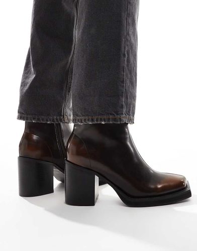 Heeled chelsea boot in brown - ASOS DESIGN - Modalova