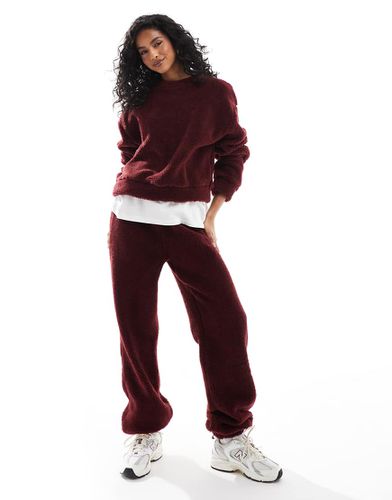 Joggers in pile borg bordeaux con polsino in coordinato - ASOS DESIGN - Modalova