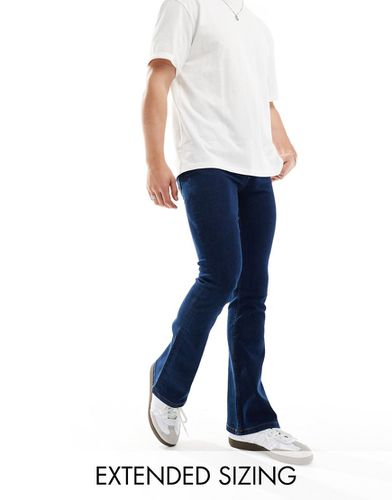 Jeans a zampa elasticizzati lavaggio scuro - ASOS DESIGN - Modalova