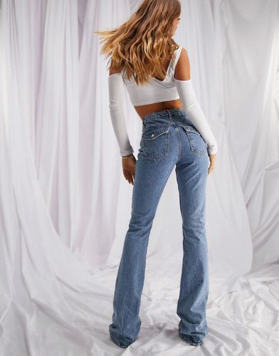 Jeans a zampa in misto cotone lavaggio medio con tasche - MBLUE - ASOS DESIGN - Modalova