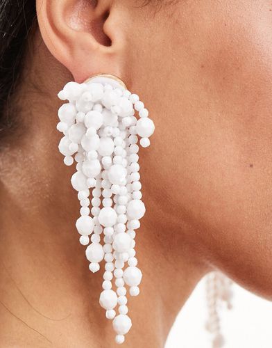 Orecchini pendenti con design a cascata di perline bianche - ASOS DESIGN - Modalova