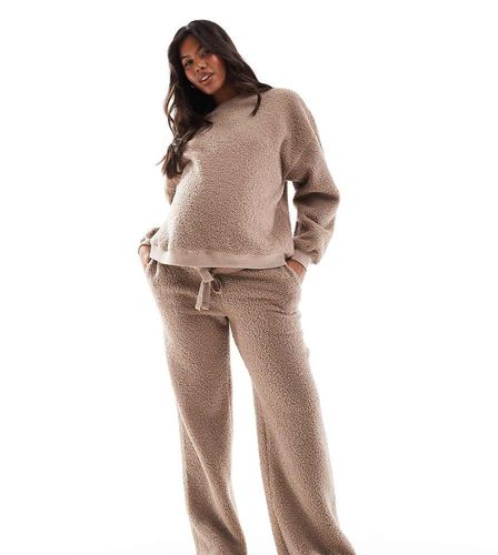 ASOS DESIGN Maternity - Completo da casa in pile borg color tortora composto da felpa e pantaloni a fondo ampio - ASOS Maternity - Modalova