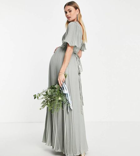 ASOS DESIGN Maternity - Vestito lungo da damigella a pieghe con maniche con volant e vita avvolgente in raso color oliva - ASOS Maternity - Modalova