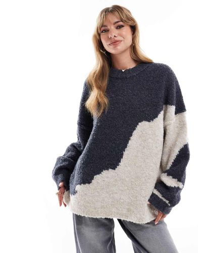 Maglione girocollo bouclé con stampa astratta - ASOS DESIGN - Modalova