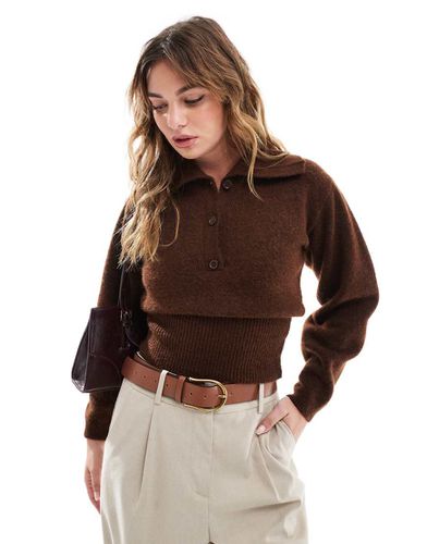 Maglione lavorato cioccolato con colletto - ASOS DESIGN - Modalova