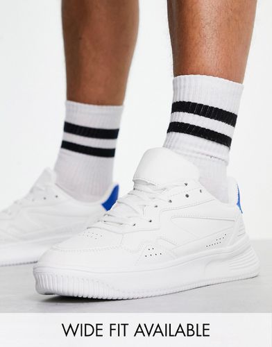 Sneakers in pelle sintetica bianche con linguetta sul retro blu - ASOS DESIGN - Modalova