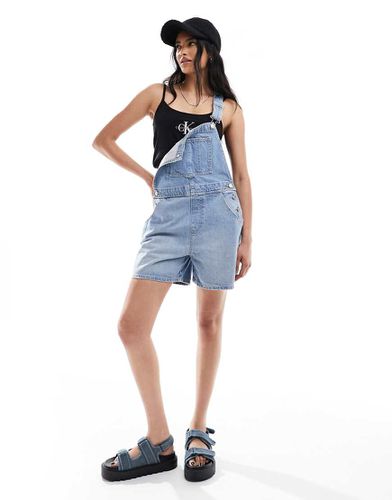 Salopette taglio corto in denim medio - ASOS DESIGN - Modalova