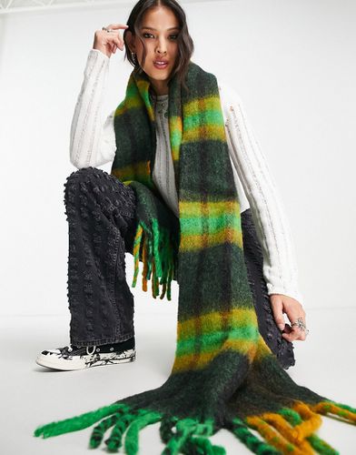 Sciarpa con nappe in misto lana soffice a quadri verde e senape - ASOS DESIGN - Modalova