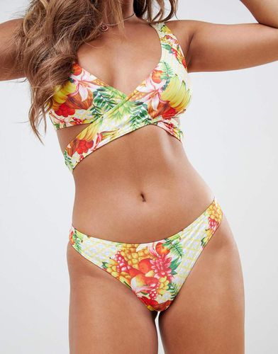 Slip bikini a vita bassa in tessuto riciclato con stampa di frutta tropicale - ASOS DESIGN - Modalova