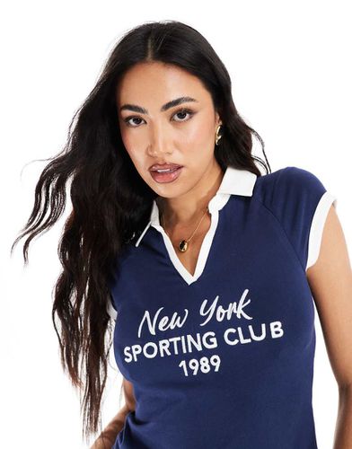 Polo corta con stampa New York - ASOS DESIGN - Modalova