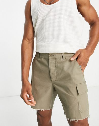 Pantaloncini cargo slim con bordo grezzo color kaki - ASOS DESIGN - Modalova