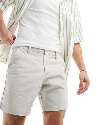 Pantaloncini chino taglio medio slim elasticizzati color pietra - ASOS DESIGN - Modalova