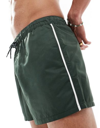 Pantaloncini da bagno taglio corto verdi con profili a contrasto - ASOS DESIGN - Modalova