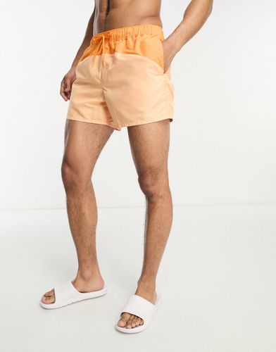 Pantaloncini da bagno taglio corto arancioni con motivo cut and sew - ASOS DESIGN - Modalova