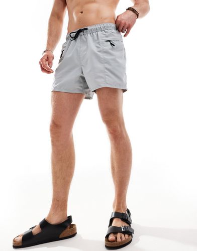 Pantaloncini da bagno taglio corto grigi con tasche con zip e cordino nero - ASOS DESIGN - Modalova