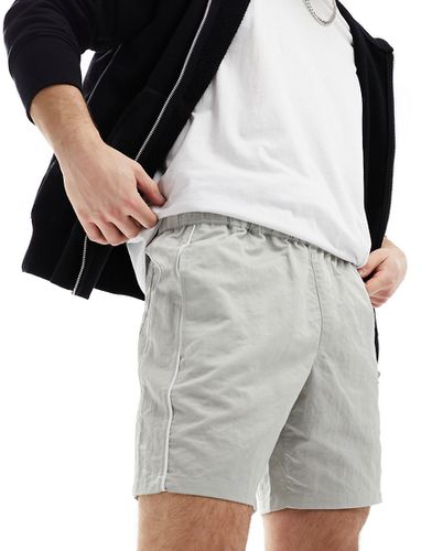 Pantaloncini slim in nylon color pietra con profili a contrasto - ASOS DESIGN - Modalova