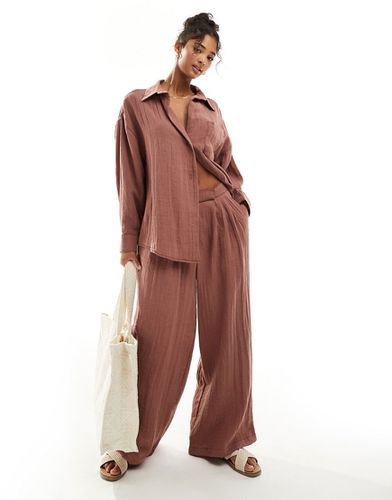 Pantaloni a fondo ampio con dettaglio a pieghe in tessuto testurizzato color ruggine in coordinato - ASOS DESIGN - Modalova