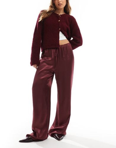 Pantaloni a fondo ampio in raso bordeaux - ASOS DESIGN - Modalova