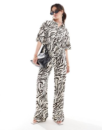 Pantaloni a vita bassa con stampa zebrata testurizzati in coordinato - ASOS DESIGN - Modalova