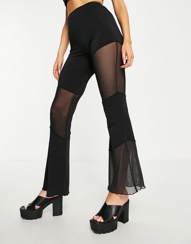 Pantaloni a zampa in crêpe neri con stampa cachemire con pannelli in rete - ASOS DESIGN - Modalova