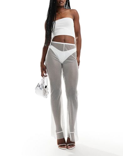 Pantaloni a zampa in rete bianchi con applicazioni a caldo - ASOS DESIGN - Modalova