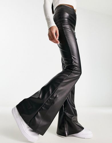 Pantaloni a zampa neri in pelle sintetica con spacchi sul fondo - ASOS DESIGN - Modalova