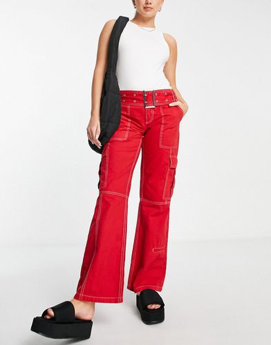 Pantaloni a zampa stile militare con cintura rossi con cuciture a contrasto - ASOS DESIGN - Modalova