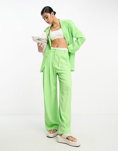 Pantaloni da abito a fondo ampio verdi con pieghe invertite in misto lino - ASOS DESIGN - Modalova