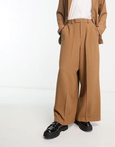 Pantaloni da abito a fondo molto ampio in crêpe color tabacco - ASOS DESIGN - Modalova