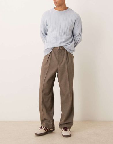 Pantaloni eleganti a fondo ampio marroni con cintura e pieghe sul davanti - ASOS DESIGN - Modalova