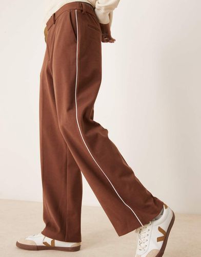 Pantaloni eleganti a fondo ampio marroni con profili laterali a contrasto - ASOS DESIGN - Modalova