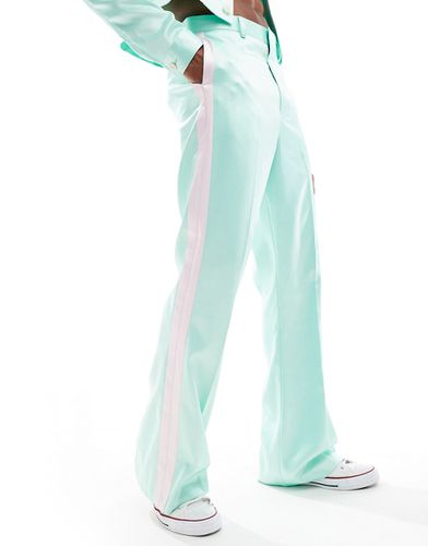 Pantaloni eleganti ampi in raso con riga laterale rosa in coordinato - ASOS DESIGN - Modalova