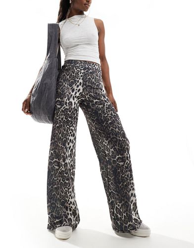 Pantaloni leopardati con fondo ampio - ASOS DESIGN - Modalova