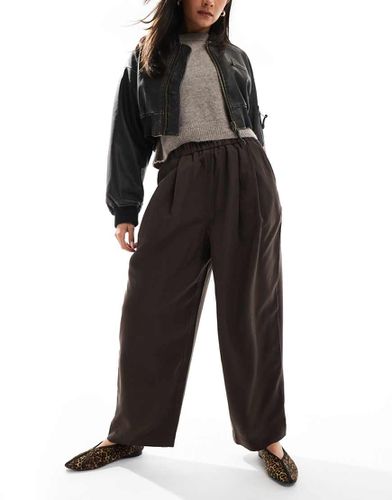 Pantaloni premium casual con pieghe marroni - ASOS DESIGN - Modalova