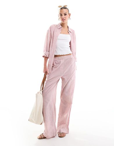 Pantaloni rossi a righe con linguetta in vita in coordinato - ASOS DESIGN - Modalova