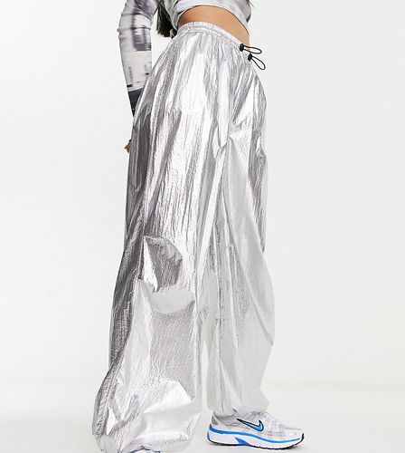 Pantaloni stile paracadutista in tessuto metallizzato - ASOS DESIGN - Modalova