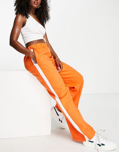 Pantaloni sartoriali color ambra con riga laterale color avorio e girovita elasticizzato - ASOS DESIGN - Modalova