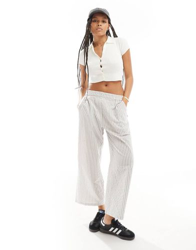 Pantaloni taglio corto grigi a righe con linguetta in vita - ASOS DESIGN - Modalova