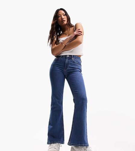 ASOS DESIGN Petite - Jeans a zampa medio a vita medio alta - ASOS Petite - Modalova